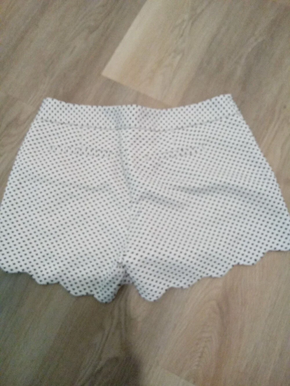 Elle Size 6 Women's White with Black Polka Dots Scallop Hem Dress Shorts